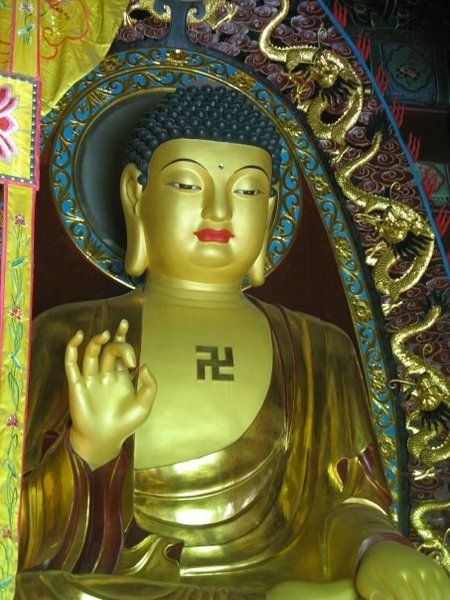 Buda con esvastica